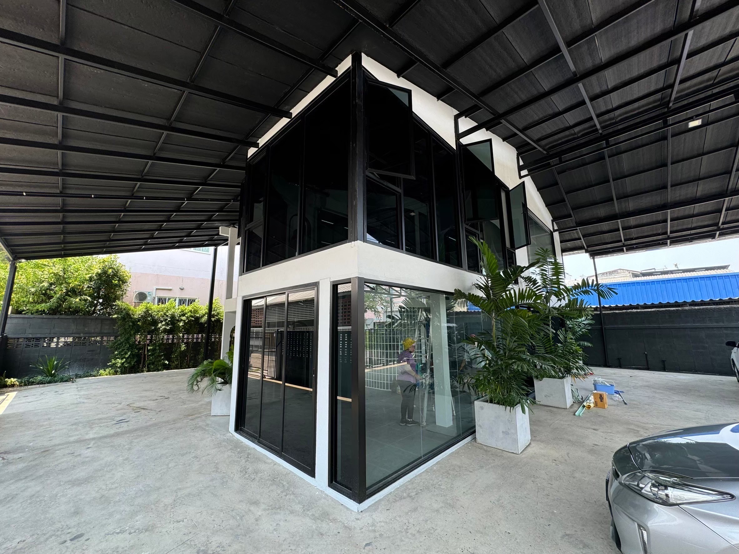 Commercial LM000883